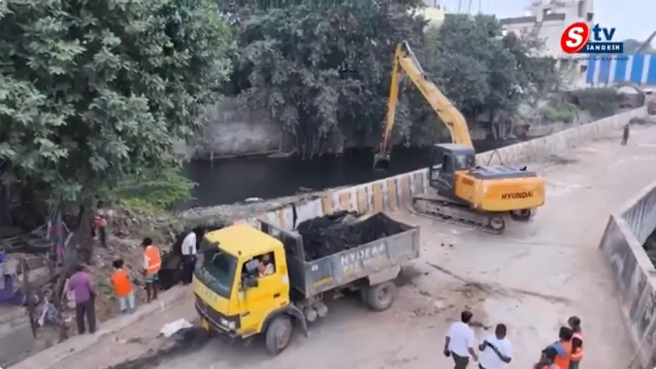 ఫతేనగర్‌–బాలానగర్ డ్రెయిన్‌లో పూడికతీత పనులు.. 7 అడుగుల మేర పేరుకుపోయిన మట్టిని తొలగించిన HYDRAA!